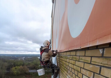 Монтаж рекламного баннера на фасад